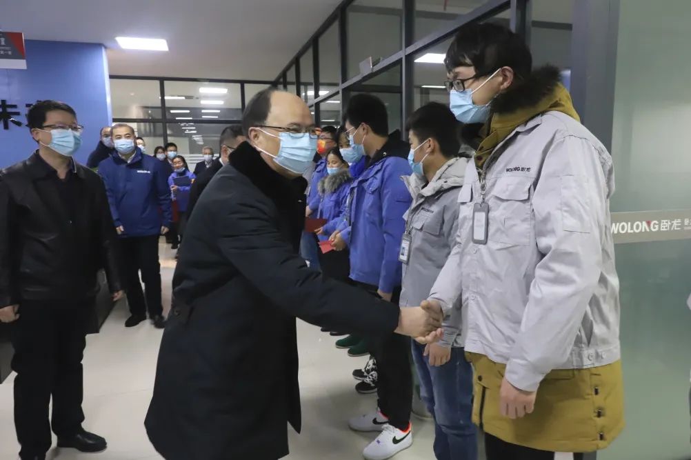 董事局主席陳建成赴上虞園區(qū)慰問廣大員工(圖1) 董事局主席陳建成赴上虞園區(qū)慰問廣大員工(圖1)